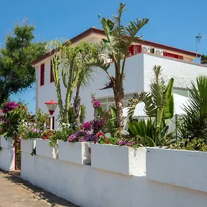 https://villa-on-the-sea-le-capannine.catania-hotels.net